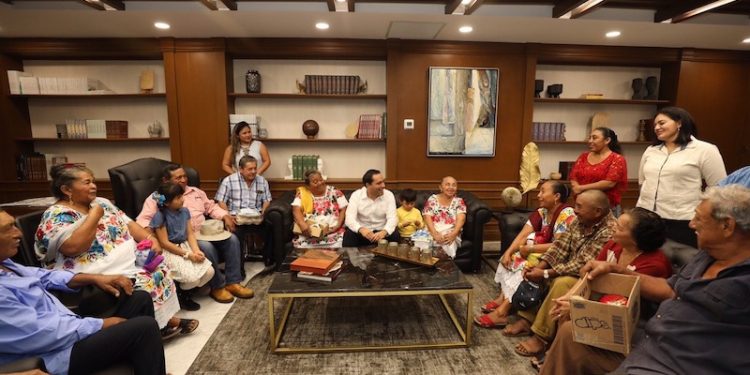 EL GOBERNADOR MAURICIO VILA DOSAL SE REUNIÓ CON FAMILIARES DE MIGRANTES YUCATECOS