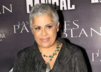 EUGENIA LEÓN GRABA TEMA ESCRITO POR CARLOS RIVERA