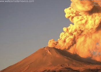 EXPLOSIÓN EN EL POPOCATÉPETL GENERA FUMAROLA DE TRES KILÓMETROS