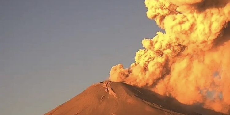 EXPLOSIÓN EN EL POPOCATÉPETL GENERA FUMAROLA DE TRES KILÓMETROS