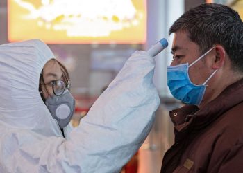 LA OMS CORRIGE A ALTO EL RIESGO INTERNACIONAL DEL CORONAVIRUS
