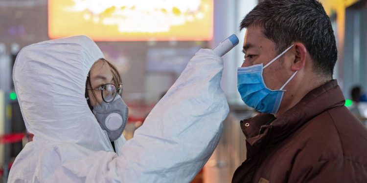 LA OMS CORRIGE A ALTO EL RIESGO INTERNACIONAL DEL CORONAVIRUS