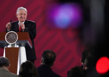 LOS GRITOS LOS CONVIERTO EN BECAS, DICE LÓPEZ OBRADOR ANTE RECLAMOS