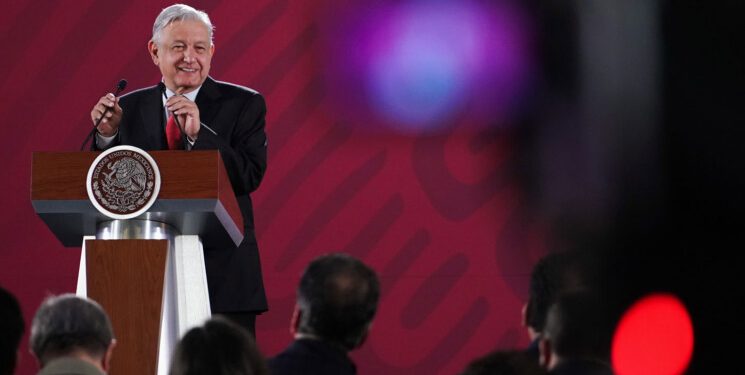 LOS GRITOS LOS CONVIERTO EN BECAS, DICE LÓPEZ OBRADOR ANTE RECLAMOS