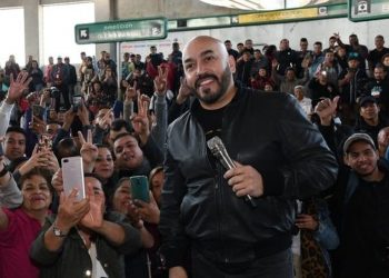 LUPILLO RIVERA SORPRENDE Y ARMA «BAILE» EN LA LÍNEA B DEL METRO