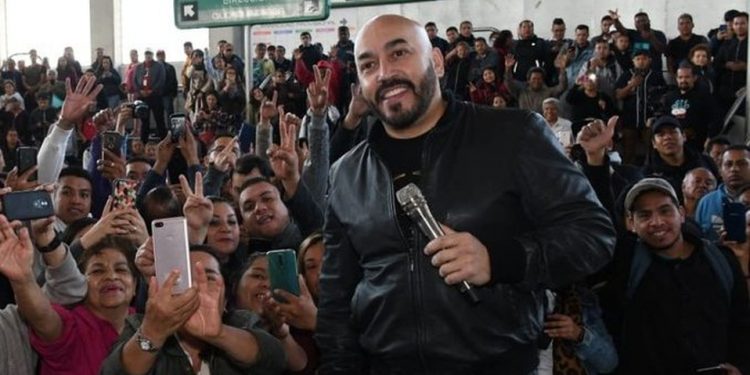 LUPILLO RIVERA SORPRENDE Y ARMA «BAILE» EN LA LÍNEA B DEL METRO