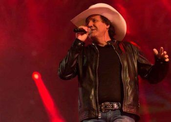MUERE EL CANTANTE JULIANO CEZAR MIENTRAS OFRECÍA UN CONCIERTO