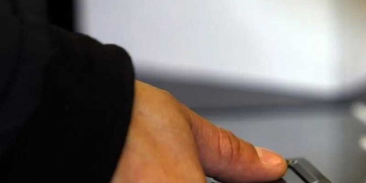 RETIROS MAYORES A 9 MIL 600 PESOS EN BANCOS, CON HUELLA DACTILAR