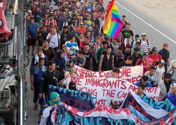 MIGRANTES ROMPEN CERCO DE LA GUARDIA NACIONAL Y CRUZAN A MÉXICO