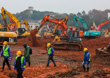 CHINA ESTÁ CONSTRUYENDO UN HOSPITAL EN TIEMPO RÉCORD PARA ATENDER EL CORONAVIRUS; ESTARÁ LISTO EL 3 DE FEBRERO