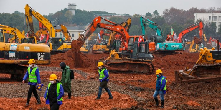 CHINA ESTÁ CONSTRUYENDO UN HOSPITAL EN TIEMPO RÉCORD PARA ATENDER EL CORONAVIRUS; ESTARÁ LISTO EL 3 DE FEBRERO