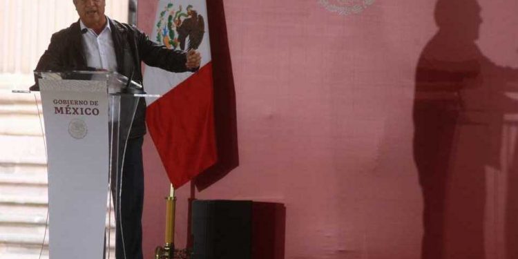 ABUCHEAN A ‘EL BRONCO’ EN ACTO DE AMLO EN MONTERREY