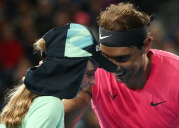 RAFAEL NADAL SE DISCULPA CON NIÑA TRAS DARLE UN PELOTAZO