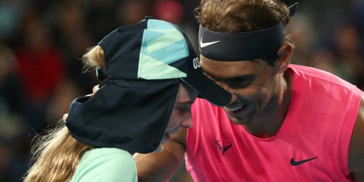 RAFAEL NADAL SE DISCULPA CON NIÑA TRAS DARLE UN PELOTAZO