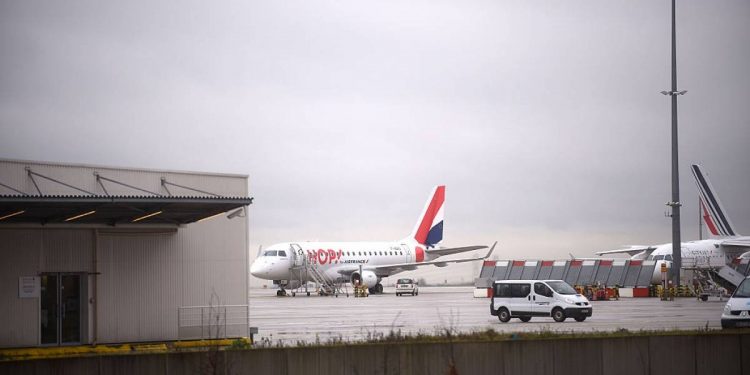 HALLAN A NIÑO MUERTO EN TREN DE ATERRIZAJE DE UN AVIÓN EN PARÍS