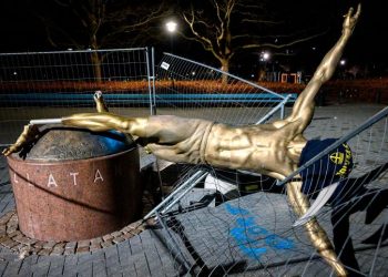 DERRIBAN ESTATUA DE ZLATAN IBRAHIMOVIC EN SUECIA