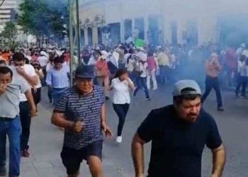 POLICÍA LANZA GAS LACRIMÓGENO CONTRA MANIFESTANTES EN MÉRIDA, YUCATÁN