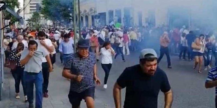 POLICÍA LANZA GAS LACRIMÓGENO CONTRA MANIFESTANTES EN MÉRIDA, YUCATÁN