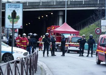 HOMBRE ATACA CON CUCHILLO EN PARÍS; AL MENOS UN MUERTO