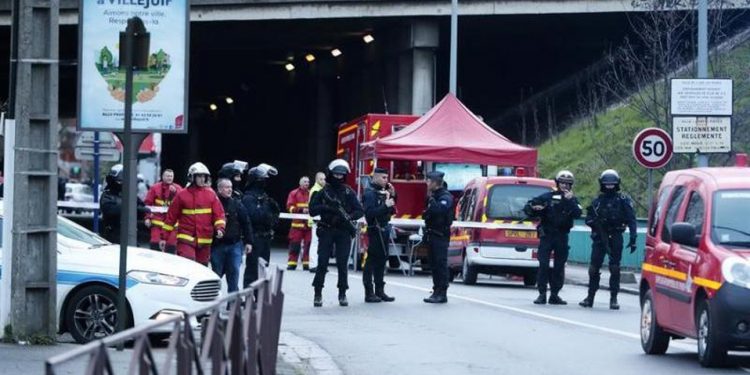 HOMBRE ATACA CON CUCHILLO EN PARÍS; AL MENOS UN MUERTO
