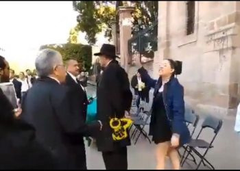 MUJER PROTESTA Y LLAMA «PEDERASTA» A MANUEL MIRELES EN MORELIA, COLABORADOR LA GOLPEA