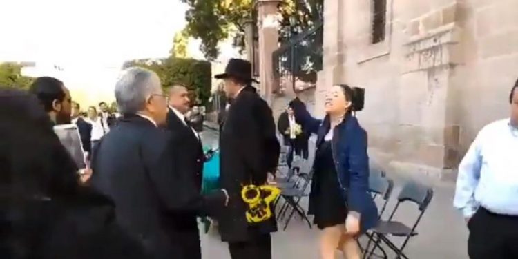MUJER PROTESTA Y LLAMA «PEDERASTA» A MANUEL MIRELES EN MORELIA, COLABORADOR LA GOLPEA