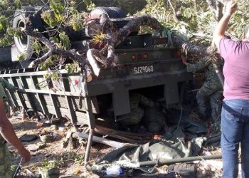 VUELCA CAMIÓN DE LA GUARDIA NACIONAL EN OAXACA; HAY CINCO MUERTOS