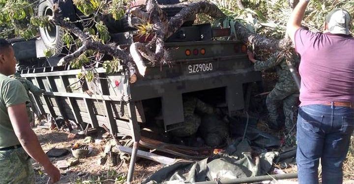 VUELCA CAMIÓN DE LA GUARDIA NACIONAL EN OAXACA; HAY CINCO MUERTOS