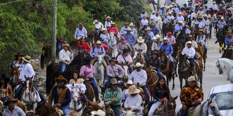 CABALGAN PARA RECORDAR ANIVERSARIO DE BONFIL
