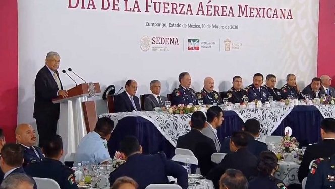 AMLO CONDECORA A MILITARES EN DÍA DE LA FUERZA AÉREA