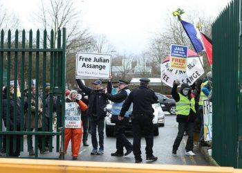 ASSANGE COMPARECE EN INICIO DE SU JUICIO DE EXTRADICIÓN A EU