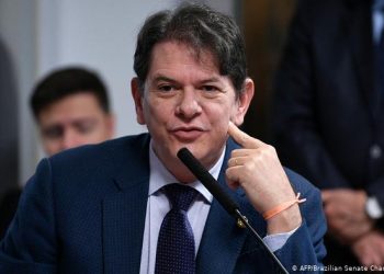 BALEAN A SENADOR DE LA OPOSICIÓN DURANTE PROTESTA EN BRASIL