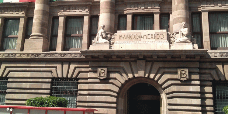 BANCO DE MÉXICO RECORTA A 7% TASA DE INTERÉS