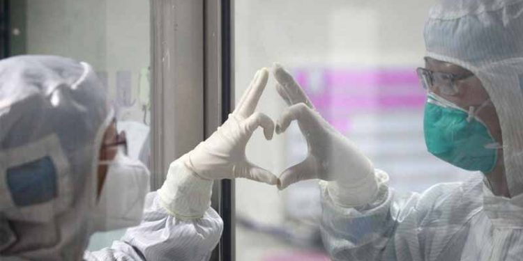 CHINOS SEPARADOS POR CORONAVIRUS FESTEJAN EL SAN VALENTÍN EN LÍNEA