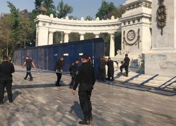 COLOCAN VALLAS METÁLICAS EN HEMICICLO A JUÁREZ POR MARCHA