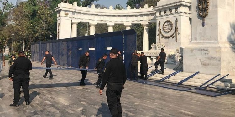 COLOCAN VALLAS METÁLICAS EN HEMICICLO A JUÁREZ POR MARCHA