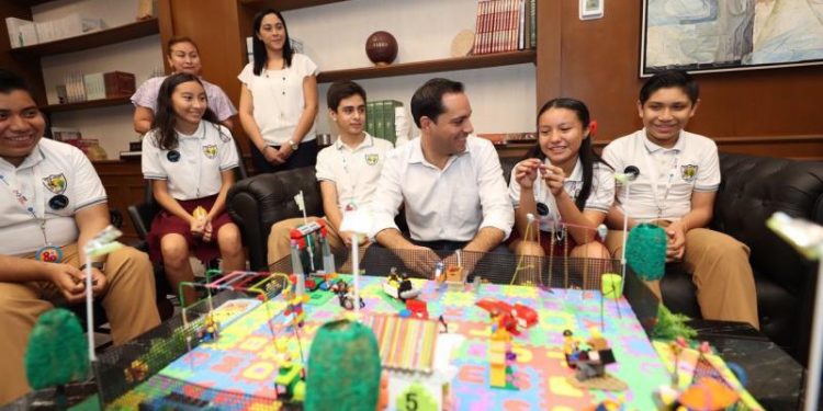 EL GOBERNADOR MAURICIO VILA DOSAL DESTACA EL INGENIO Y CREATIVIDAD DE ESTUDIANTES YUCATECOS DE SECUNDARIA