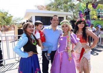EL GOBERNADOR MAURICIO VILA DOSAL PASA UN DÍA FAMILIAR EN EL CARNAVAL MÉRIDA 2020