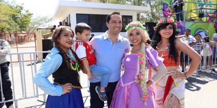 EL GOBERNADOR MAURICIO VILA DOSAL PASA UN DÍA FAMILIAR EN EL CARNAVAL MÉRIDA 2020