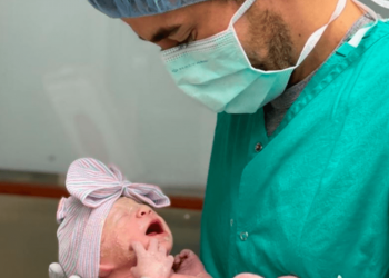 ENRIQUE IGLESIAS Y ANNA KOURNIKOVA COMPARTEN PRIMERAS FOTOS DE SU HIJA