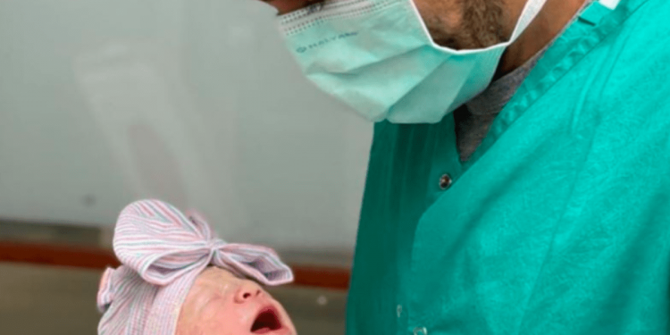 ENRIQUE IGLESIAS Y ANNA KOURNIKOVA COMPARTEN PRIMERAS FOTOS DE SU HIJA