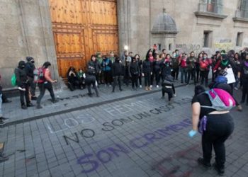 FEMINISTAS PROTESTAN AFUERA DE PALACIO NACIONAL