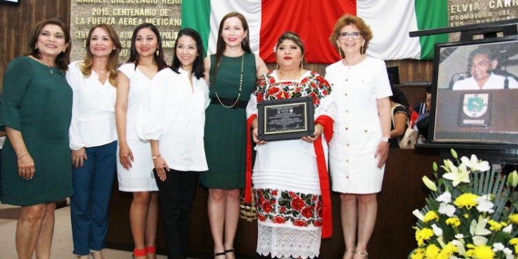 GOBIERNO DEL ESTADO SE SUMA AL RECONOCIMIENTO DE UNA PARTERA MAYA