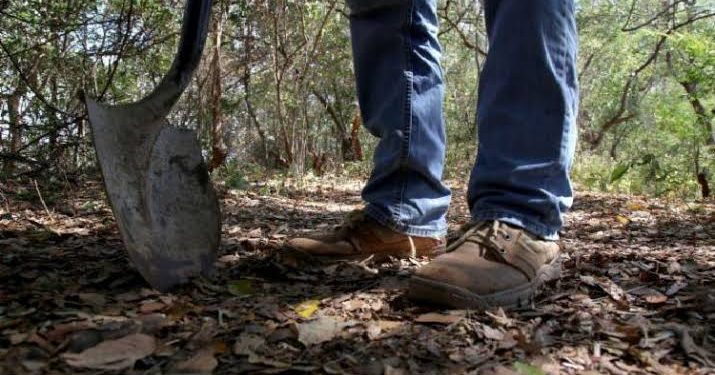 HALLAN FOSA CLANDESTINA CON 11 CUERPOS EN URUAPAN