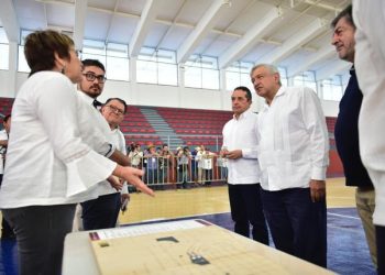 REÚNE AMLO A POLÍTICOS, DEPORTISTAS Y PERSONALIDADES