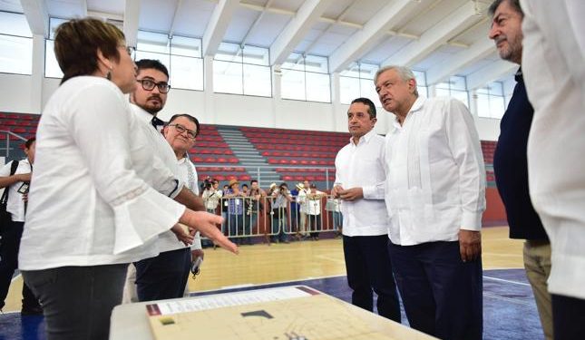 REÚNE AMLO A POLÍTICOS, DEPORTISTAS Y PERSONALIDADES