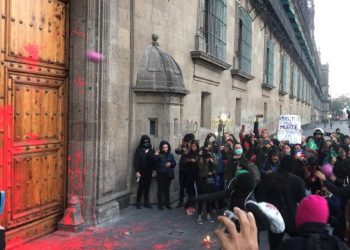 MANIFESTANTES REALIZAN PINTAS EN PALACIO NACIONAL
