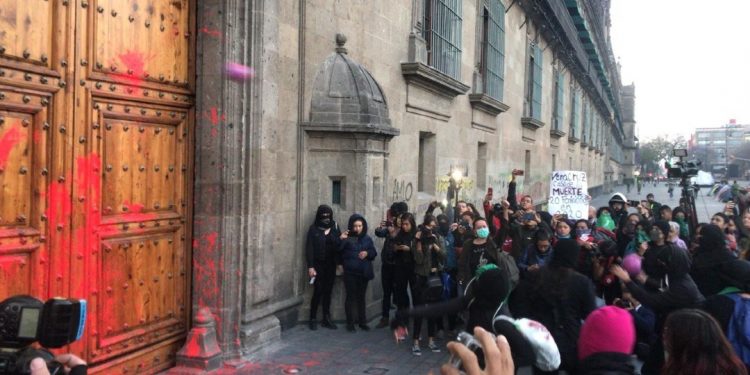 MANIFESTANTES REALIZAN PINTAS EN PALACIO NACIONAL
