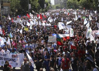 MILES VUELVEN A LAS CALLES CONTRA EL GOBIERNO DE SEBASTIÁN PIÑERA