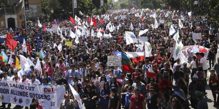 MILES VUELVEN A LAS CALLES CONTRA EL GOBIERNO DE SEBASTIÁN PIÑERA